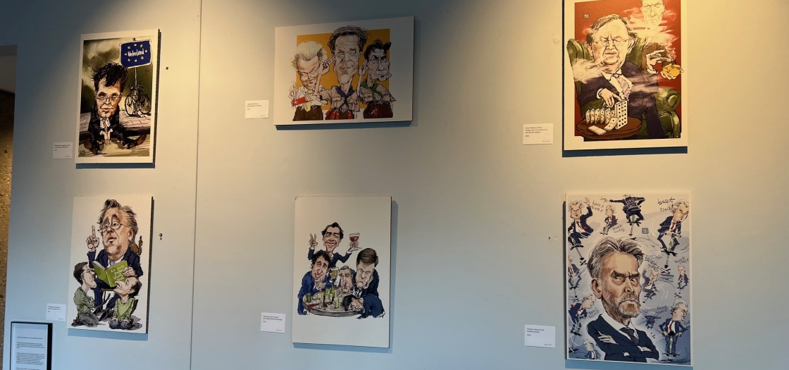 Politieke cartoons van Mirjam Vissers in de foyer